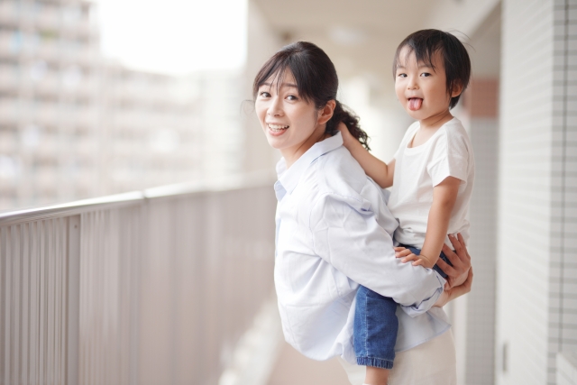 子供をおんぶする女性